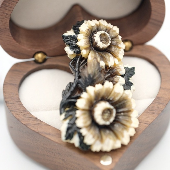 Super Sweet Flower Brooch - Picture 6 of 6